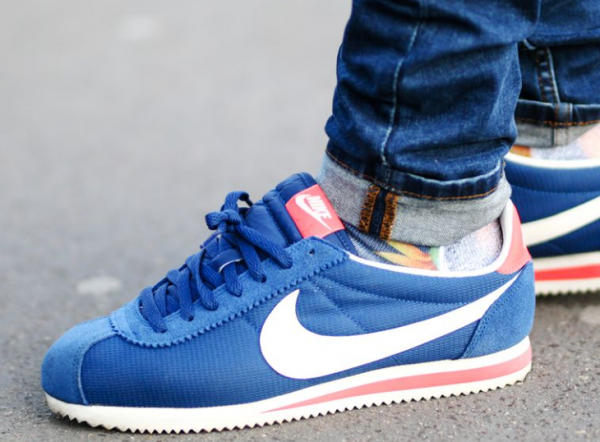 Sepatu sneakers dengan desain retro dan vintage